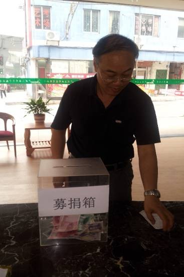 （公司常務(wù)副總經(jīng)理鄭全熱心募捐現(xiàn)場(chǎng)）