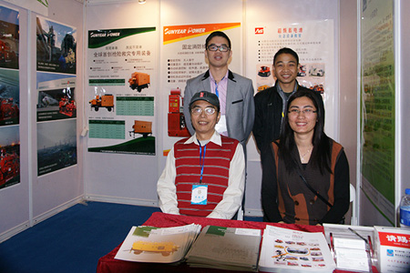 三業(yè)參展工作人員在設(shè)計簡約大方的展位前合照