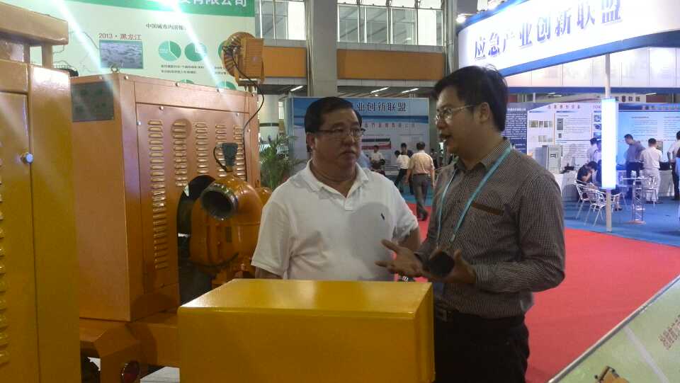 中國(guó)應(yīng)急技術(shù)產(chǎn)品展覽會(huì)現(xiàn)場(chǎng)與德國(guó)客戶交談