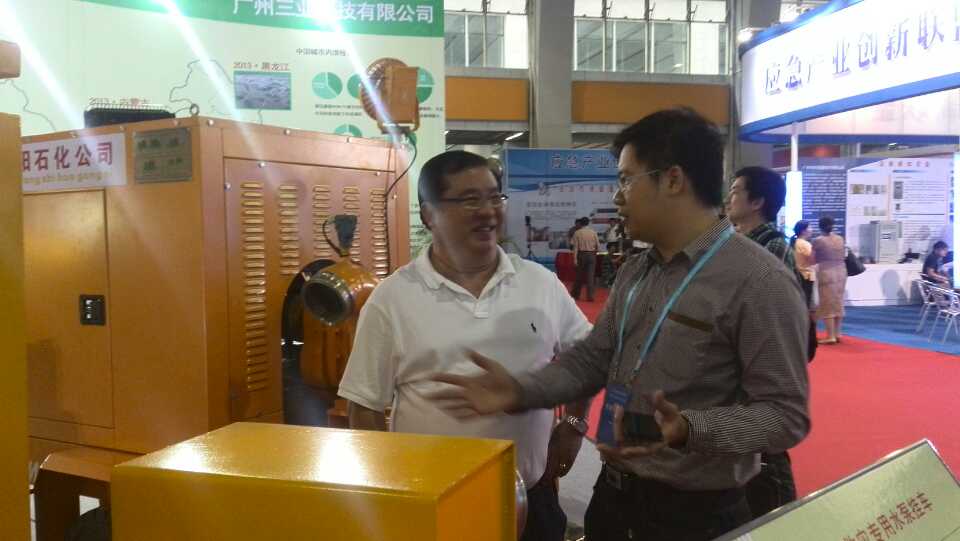 中國(guó)應(yīng)急技術(shù)產(chǎn)品展覽會(huì)現(xiàn)場(chǎng)與德國(guó)客戶交談