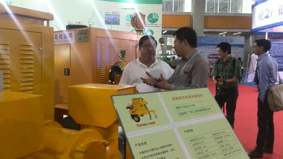 中國(guó)應(yīng)急技術(shù)產(chǎn)品展覽會(huì)現(xiàn)場(chǎng)與德國(guó)客戶交談