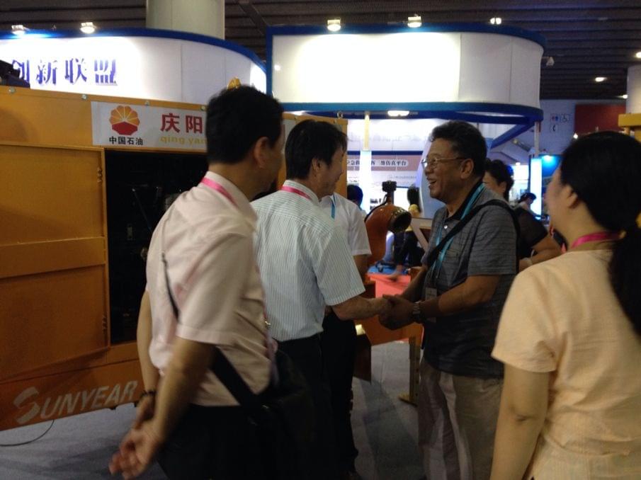越秀區(qū)科技局書記與我司鄭總、鄭副總在展會現(xiàn)場交流
