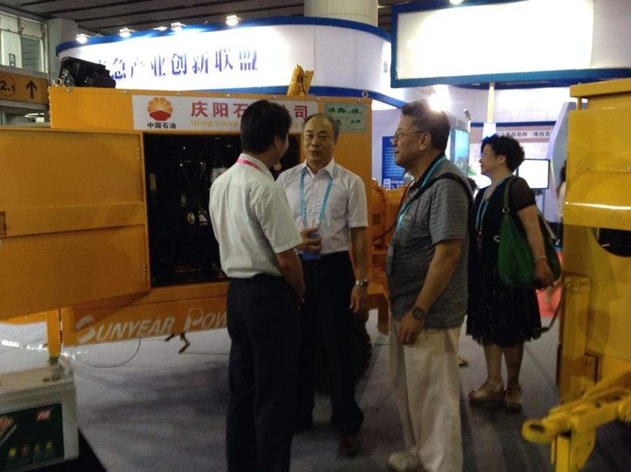 越秀區(qū)科技局書記與我司鄭總、鄭副總在展會現(xiàn)場交流