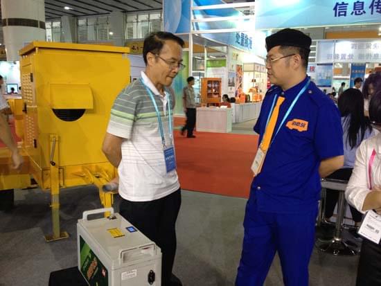 我司工程師在展會現(xiàn)場跟競爭對手進行技術(shù)交流