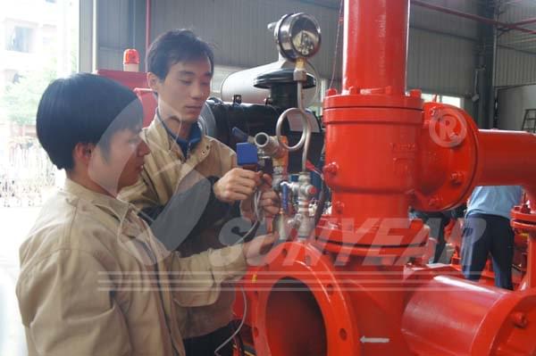 兩位工程師在完成柴油機消防轉子泵組儀表的最后接線