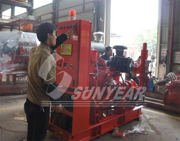 工程師正在進行柴油機消防泵組控制器參數(shù)的設置