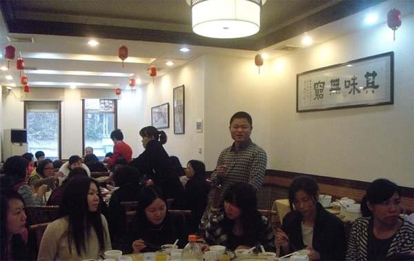 公司工會(huì)主席王偉代表公司領(lǐng)導(dǎo)向全體女職工表示節(jié)日祝賀和問(wèn)候  