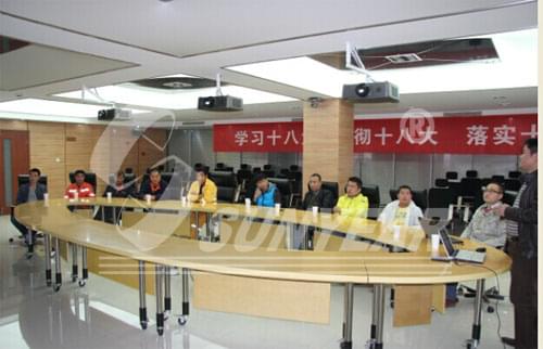 圖為我司應(yīng)用總工程師王偉給客戶進行產(chǎn)品的理論培訓