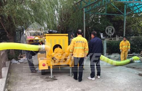 圖為移動(dòng)發(fā)電排水泵站進(jìn)行現(xiàn)場演示調(diào)試 