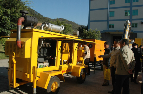 我司應(yīng)用總工程師像參會(huì)代表講解&ldquo;搶險(xiǎn)救災(zāi)專用發(fā)電及給排水泵掛車&rdquo;特點(diǎn)