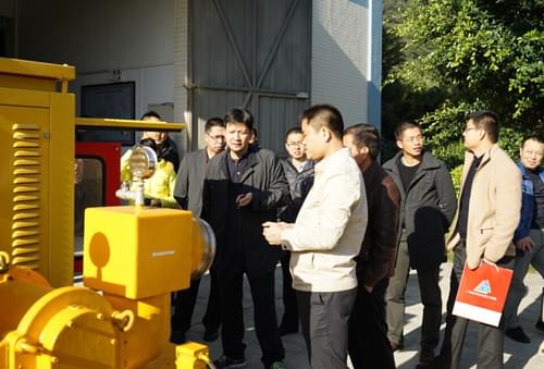 現(xiàn)場(chǎng)與會(huì)代表與我司工程師討論移動(dòng)泵車相關(guān)問題