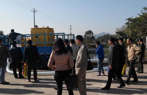 與會(huì)代表在現(xiàn)場(chǎng)觀看我司泵車現(xiàn)場(chǎng)演練