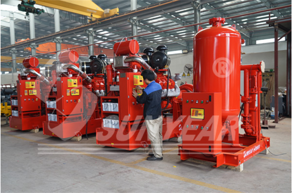 調(diào)試工程師正在檢測(cè)設(shè)備