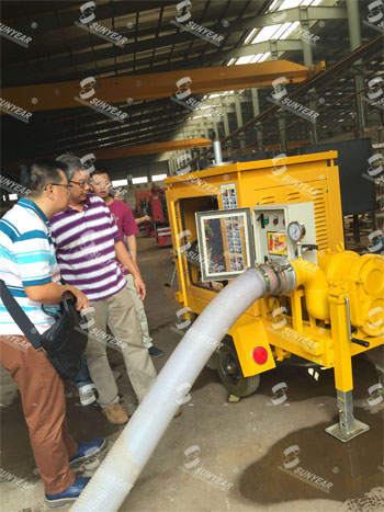 客戶對移動泵車的啟動、運行過程都非常感興趣