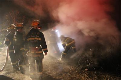 茂名煤炭自燃，消防士兵奮戰(zhàn)4小時(shí)撲滅火勢(shì)