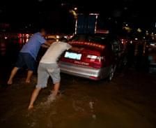 廣州突降大暴雨 多地水浸堵車