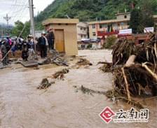 云南鎮(zhèn)雄魚洞鄉(xiāng)發(fā)生特大洪災 洪水高出街面2米