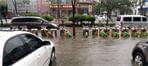 山西太原強(qiáng)降雨天氣致多輛汽車被淹 行人舉步維艱 山西太原強(qiáng)降雨天氣致多輛汽車被淹 行人舉步維艱