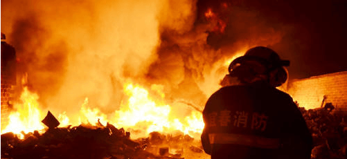 宜春一塑料廠凌晨發(fā)生火災(zāi) 現(xiàn)場(chǎng)火光沖天濃煙滾滾