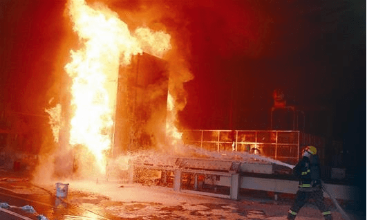 遠(yuǎn)安一公司車間發(fā)生大火 現(xiàn)場(chǎng)被刺鼻濃煙覆蓋