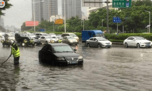 暴雨中的深圳:開車如坐船 地鐵站臨時(shí)關(guān)門