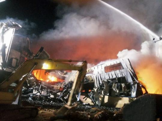 浙江金華一工廠大火，現(xiàn)場火星四濺