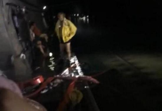 京廣高鐵瀏陽河隧道受積水堵塞，多臺應(yīng)急水泵前往搶險