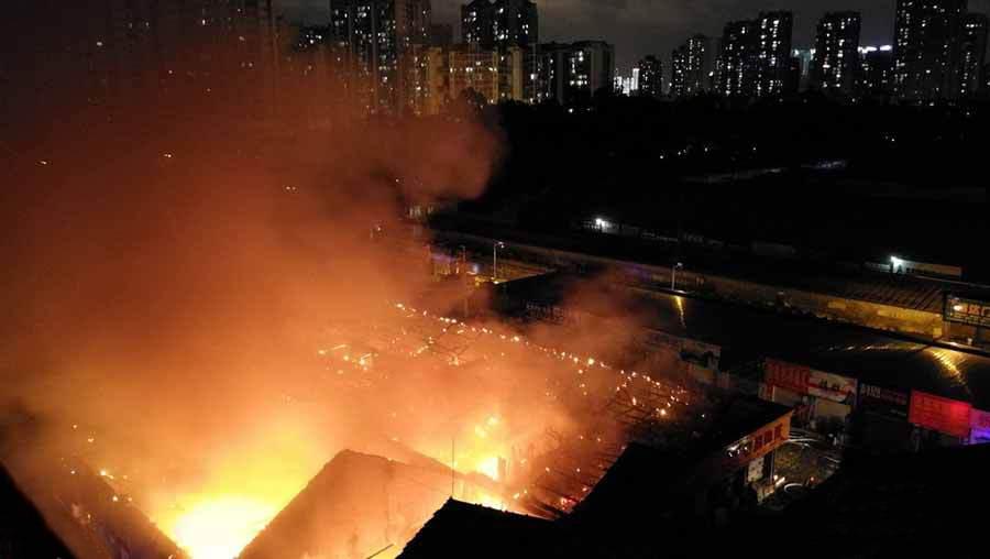 廣西柳州裝修建材市場現(xiàn)場火光沖天