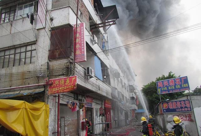 廣州海珠區(qū)一制衣廠大火 共出動(dòng)25輛消防車撲救