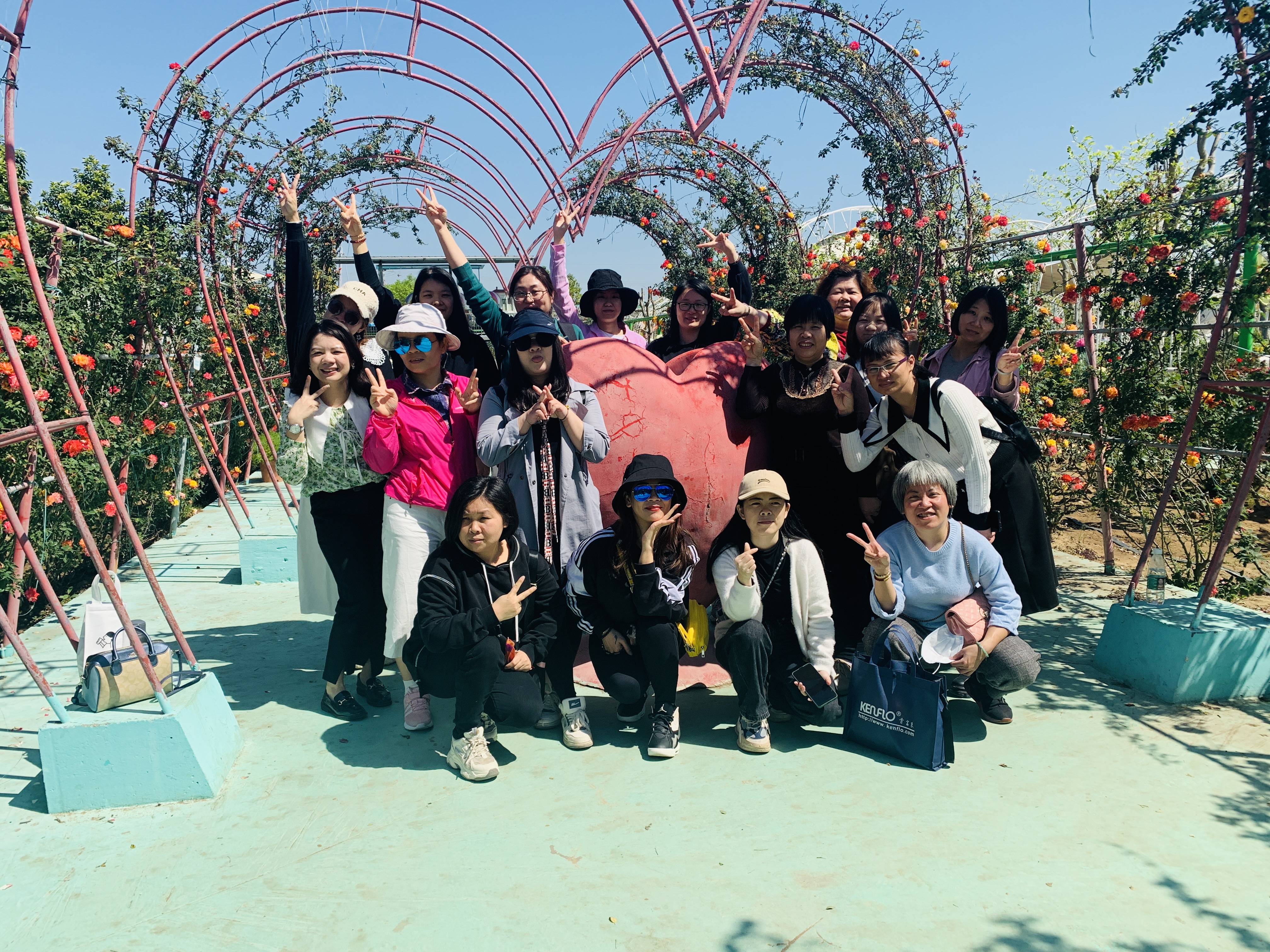 三八婦女節(jié)，女神開(kāi)心笑哈哈